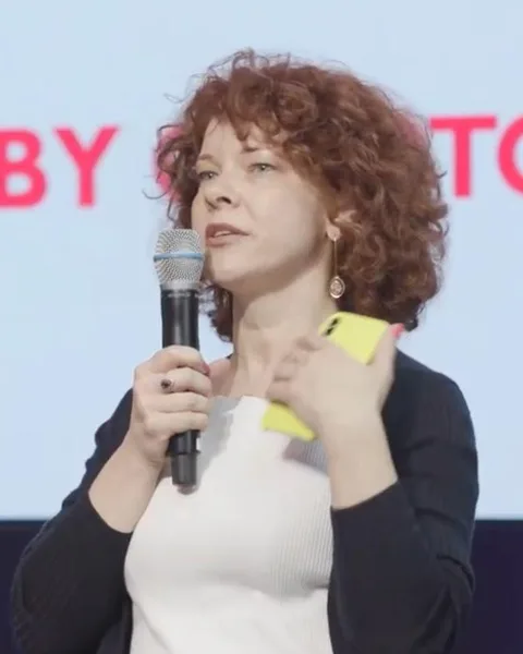 Natalia Ameline, mãe do Vitalik, palestrando
